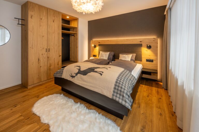inspringplaceszermatt_luxury_apartment_Zermatt_Haus_Roc_Matterhorn_bedroom_chaletstyle