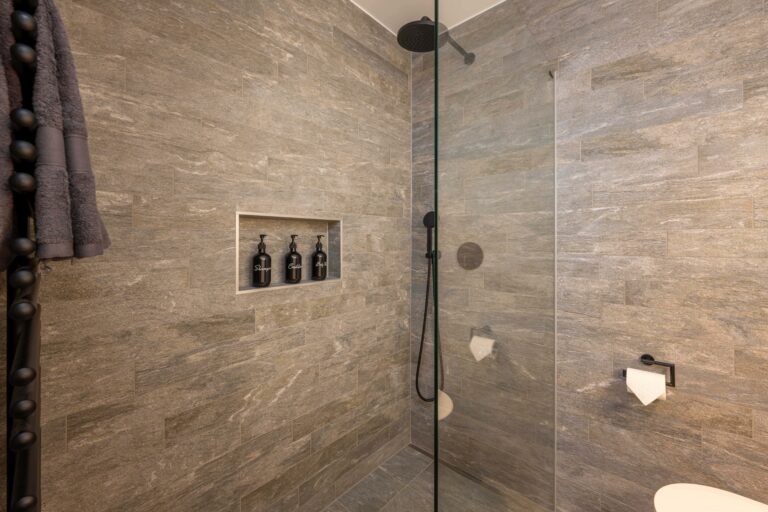 inspringplaceszermatt_luxury_apartment_Zermatt_Haus_Roc_Matterhorn_shower