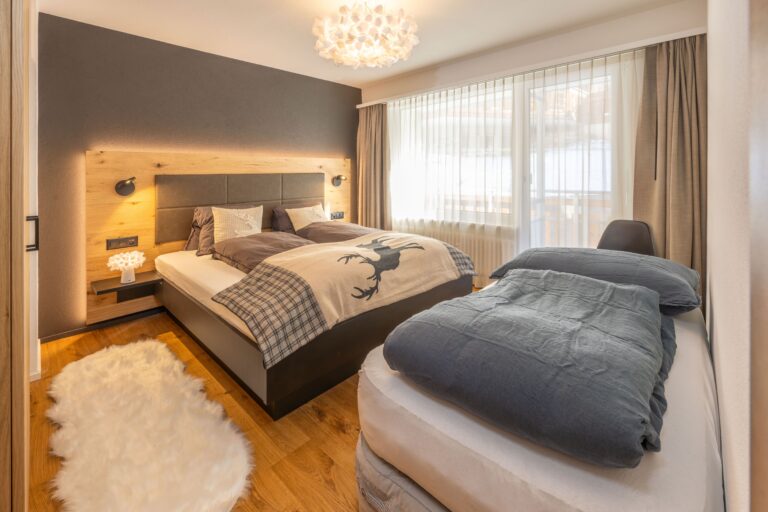 inspringplaceszermatt_luxury_apartment_Zermatt_Haus_Roc_Matterhorn_bedroom_Masterbedroom