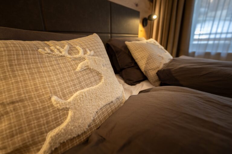 inspringplaceszermatt_luxury_apartment_Zermatt_Haus_Roc_Matterhorn_bedroom