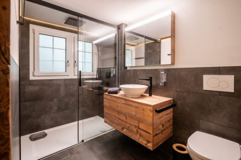 inspringplaceszermatt_apartment_Zermatt_Walliserkanne_Matterhorn_citycenter_apartment_modern_shower_bathroom