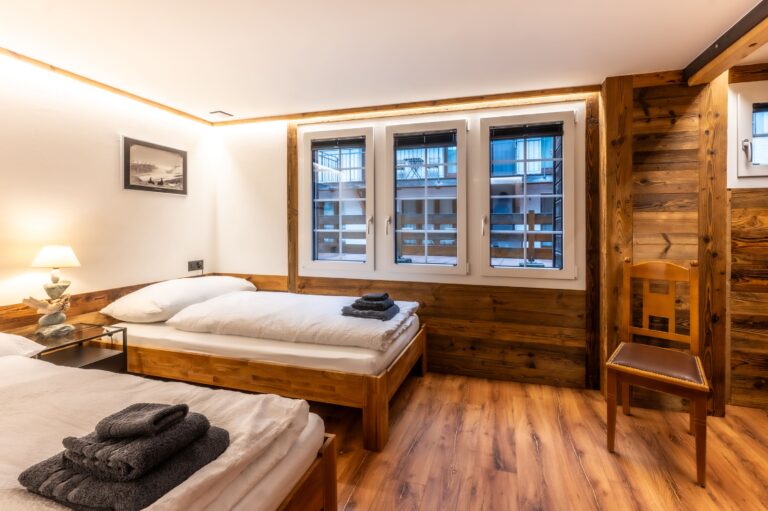 inspringplaceszermatt_apartment_Zermatt_Walliserkanne_Matterhorn_citycenter_apartment_bedroom_balcony