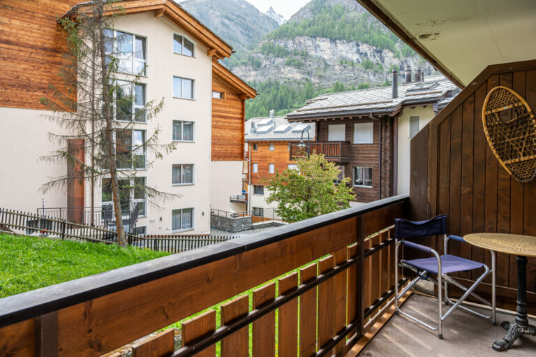 inspringplaceszermatt_family_apartment_Zermatt_Matterhorn_balcony_Chez_Domi&Michou_balcony_summer2