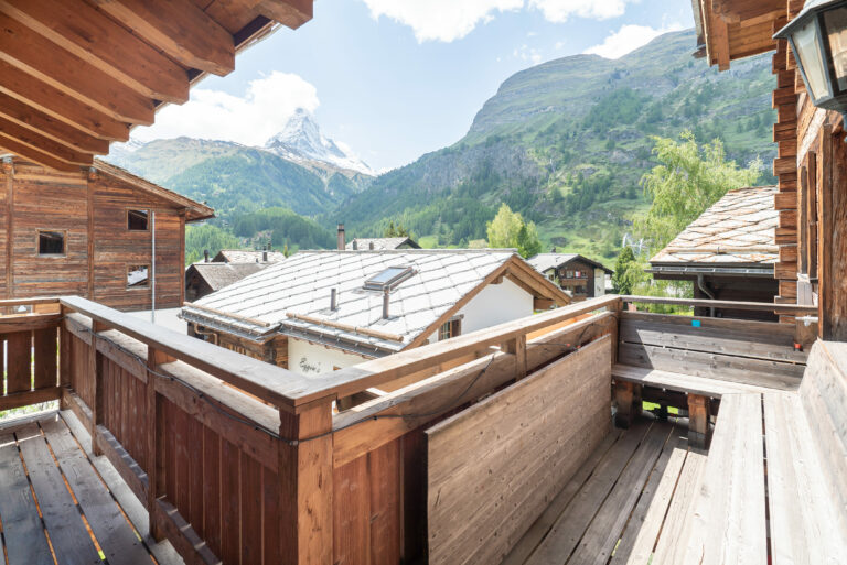 Chalet-Ulysee-Zermatt-Skichalet-Winter-Sommer-Wohnunng-apartment-balkon