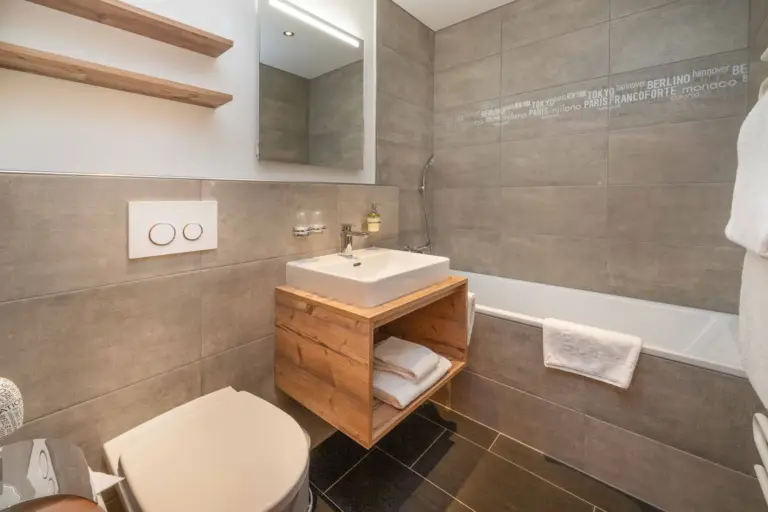 Modernes Badezimmer im Apartment Cervin in Zermatt