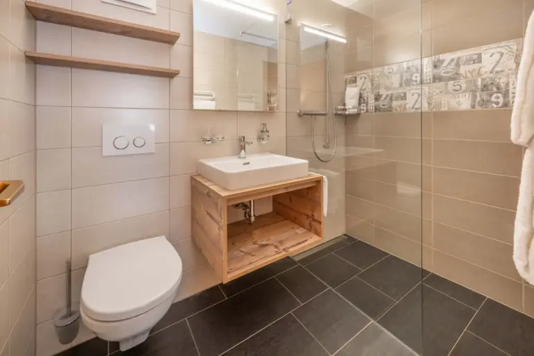 Badezimmer mit Dusche im Apartment Cervin in Zermatt