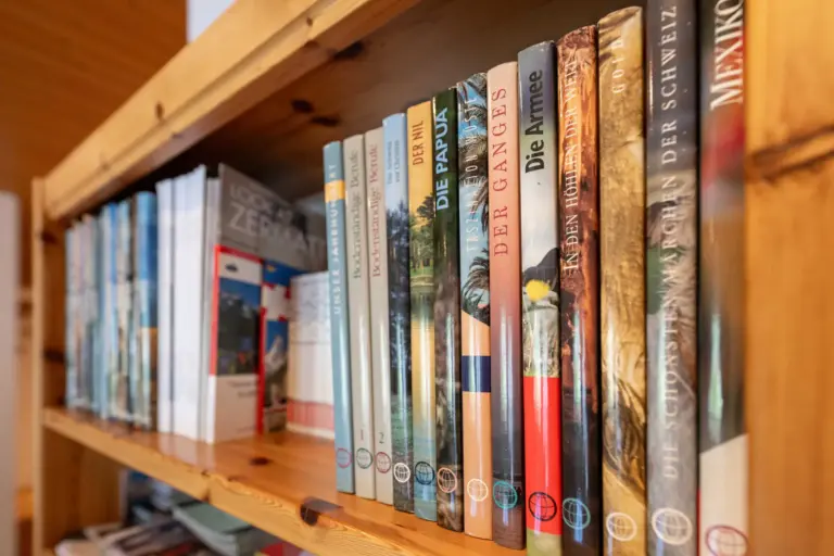 Bücherregal im Apartment Cervin in Zermatt