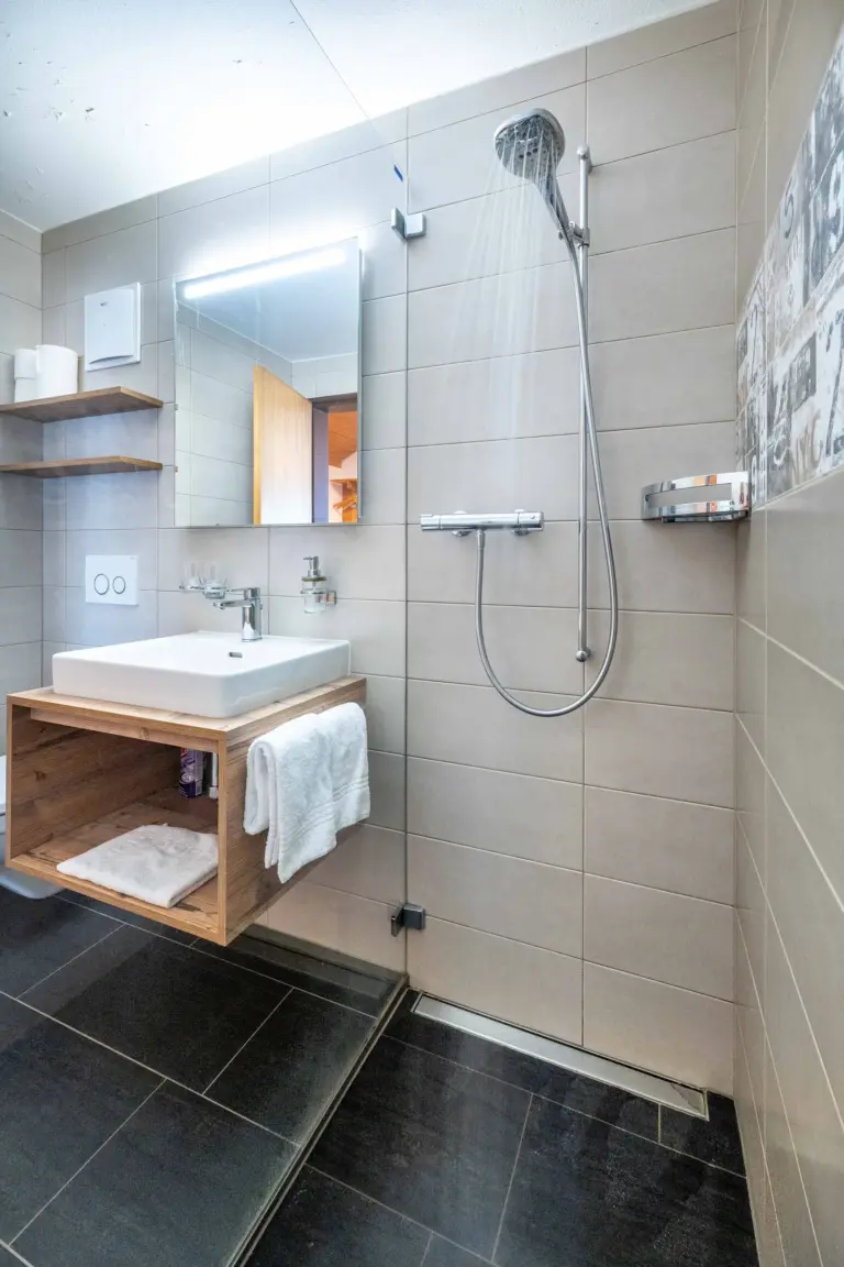 Modernes Badezimmer mit Dusche im Apartment Cervin in Zermatt