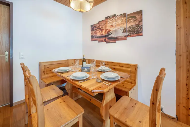 Esstisch im Apartment Cervin in Zermatt