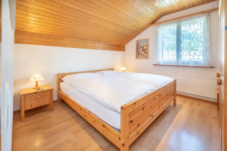Schlafzimmer mit Doppelbett im Apartment Cervin in Zermatt