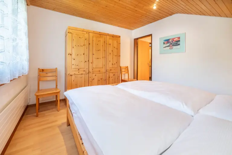 Helles Schlafzimmer im Apartment Cervin in Zermatt