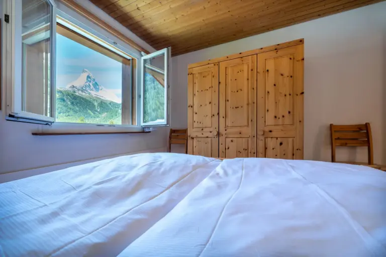 Schlafzimmer mit Blick auf das Matterhorn im Apartment Cervin in Zermatt