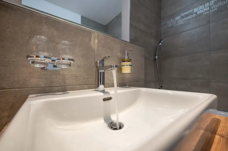 Waschbecken im Badezimmer des Apartment Cervin