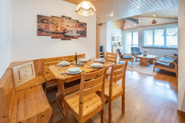 Wohn und Essbereich im Apartment Cervin in Zermatt