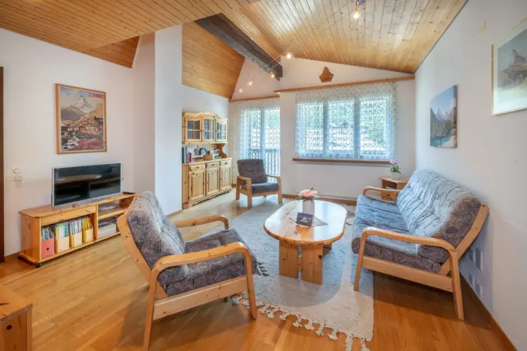 Wohnzimmer mit Sesseln im Apartment Cervin in Zermatt