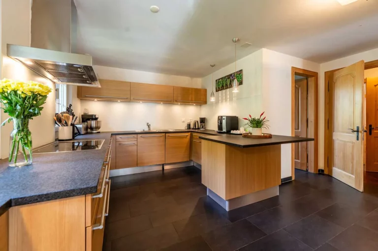 kitchen with oven fridge working plate dish washer