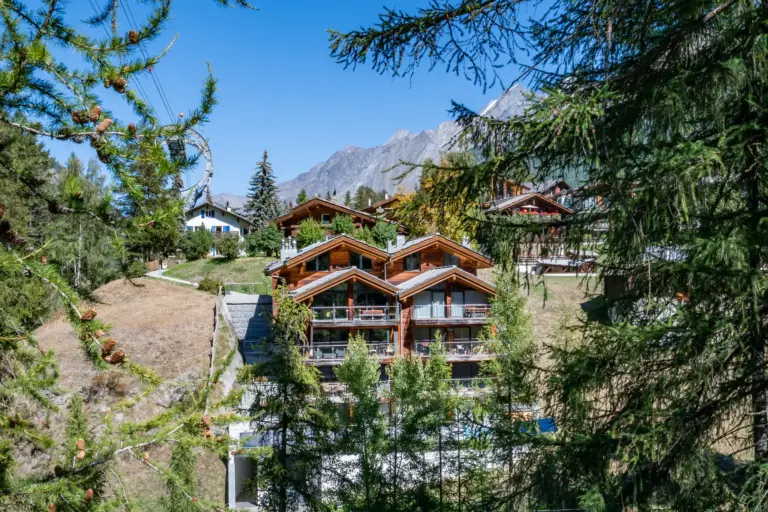 haus-hiltl-zermatt-aussenansicht-waldblick