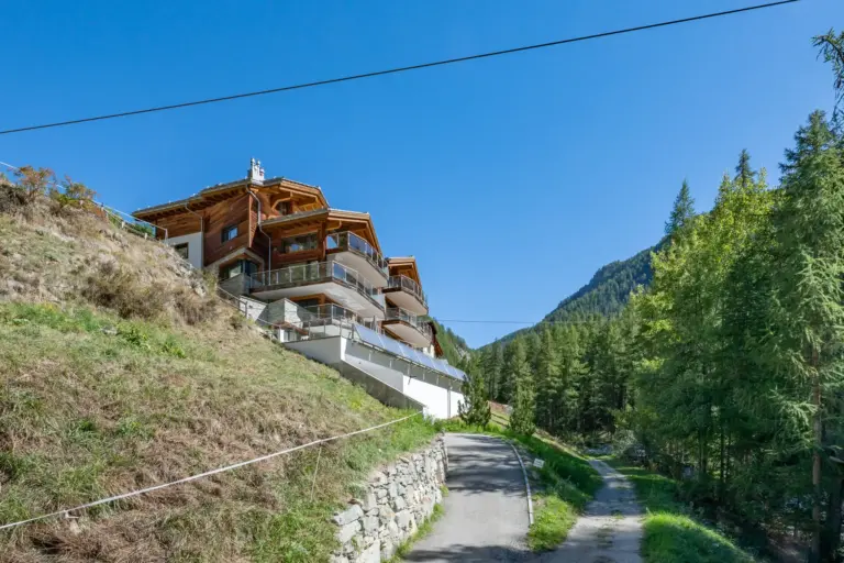 haus-hiltl-zermatt-aussenansicht-zufahrt