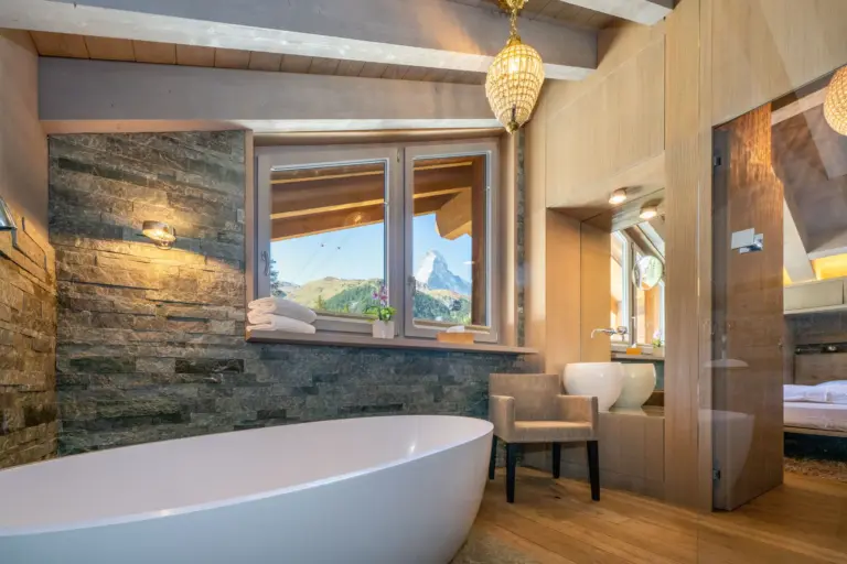 haus-hiltl-zermatt-badewanne-fenster