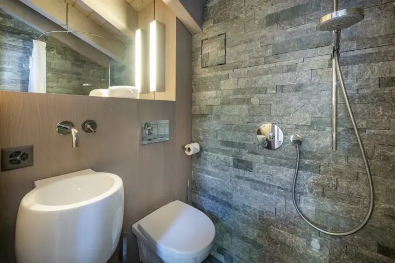 haus-hiltl-zermatt-badezimmer-dusche