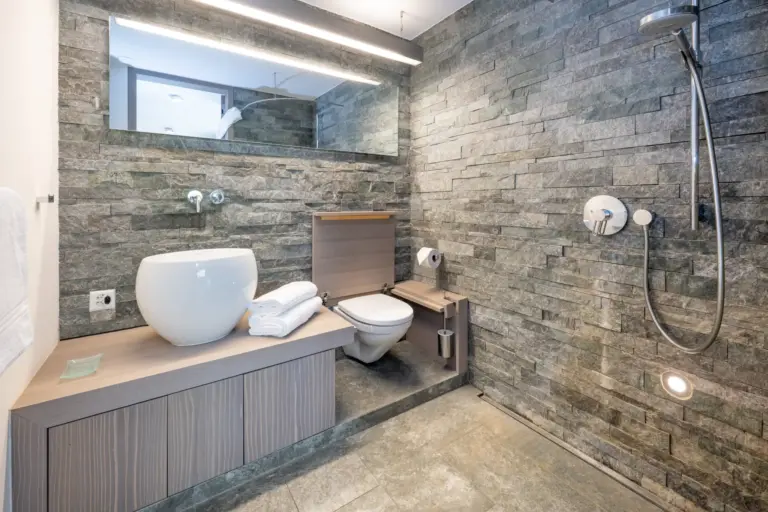 haus-hiltl-zermatt-badezimmer-dusche-waschbecken