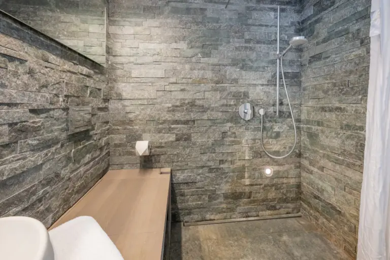 haus-hiltl-zermatt-badezimmer-dusche-wc