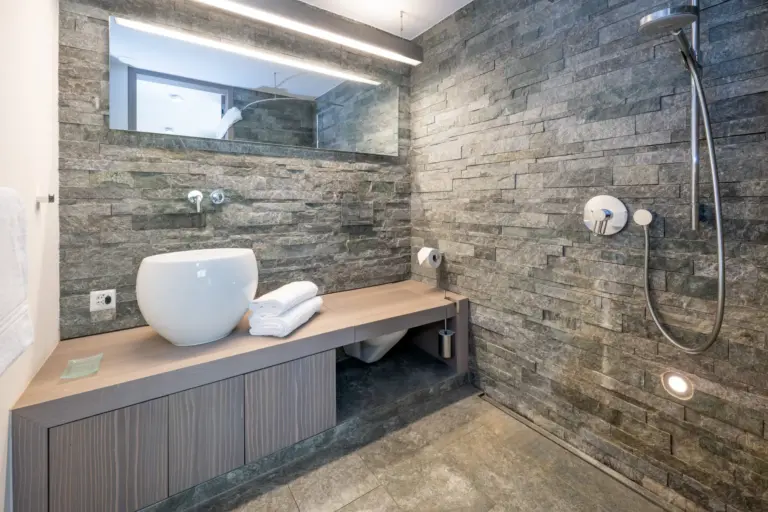 haus-hiltl-zermatt-badezimmer-naturstein