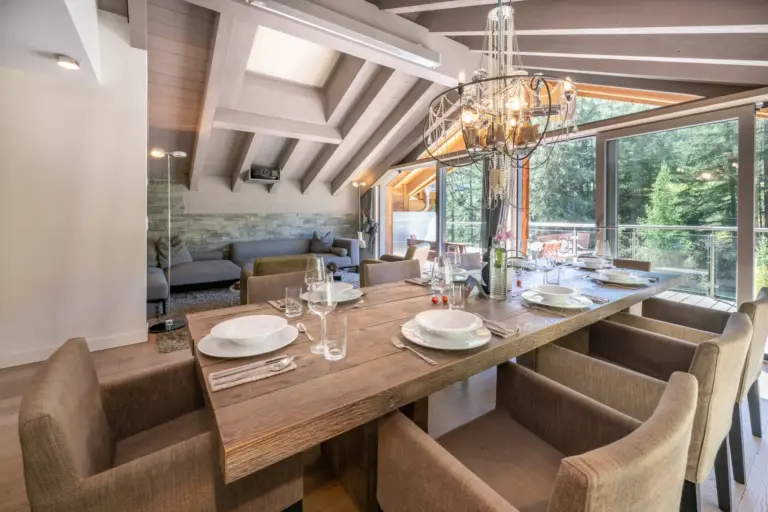 haus-hiltl-zermatt-esszimmer-gedeckter-tisch
