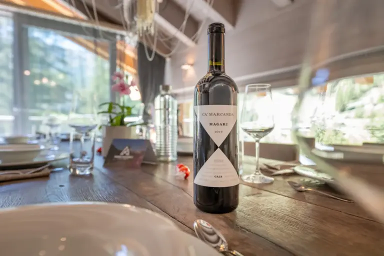 haus-hiltl-zermatt-esszimmer-weinflasche