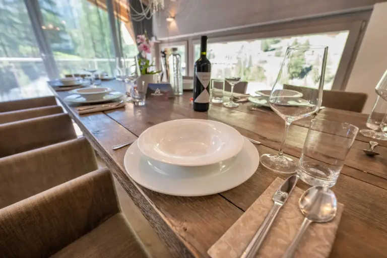 haus-hiltl-zermatt-gedeckter-esstisch