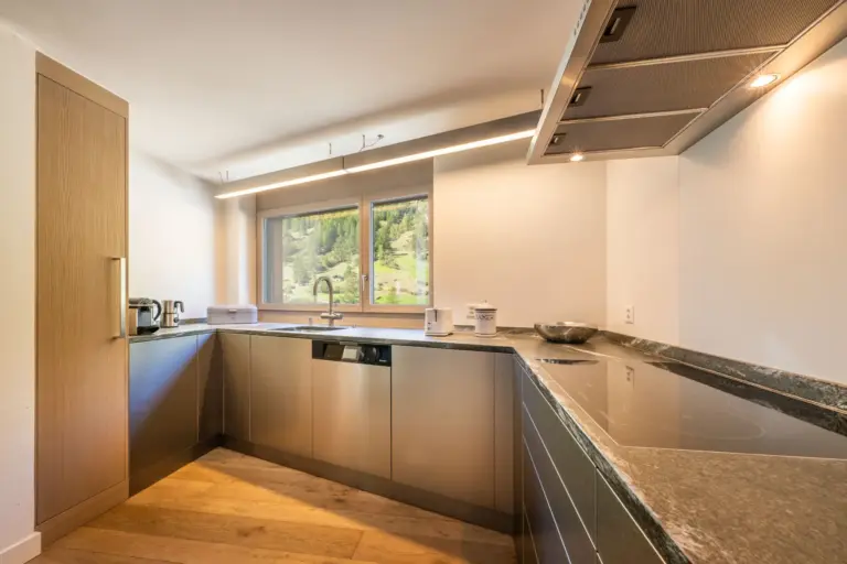 haus-hiltl-zermatt-kueche-arbeitsflaeche