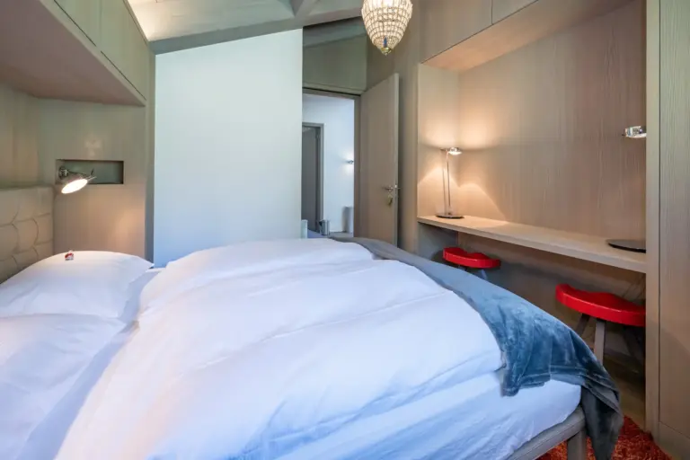 haus-hiltl-zermatt-schlafzimmer-doppelbett-seitenansicht