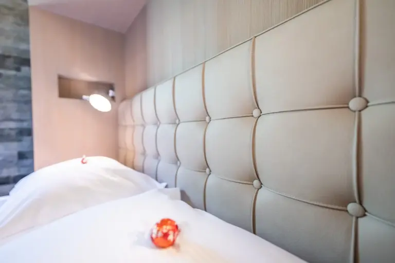 haus-hiltl-zermatt-schlafzimmer-kopfteil
