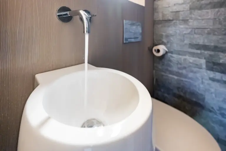 haus-hiltl-zermatt-waschbecken-badezimmer