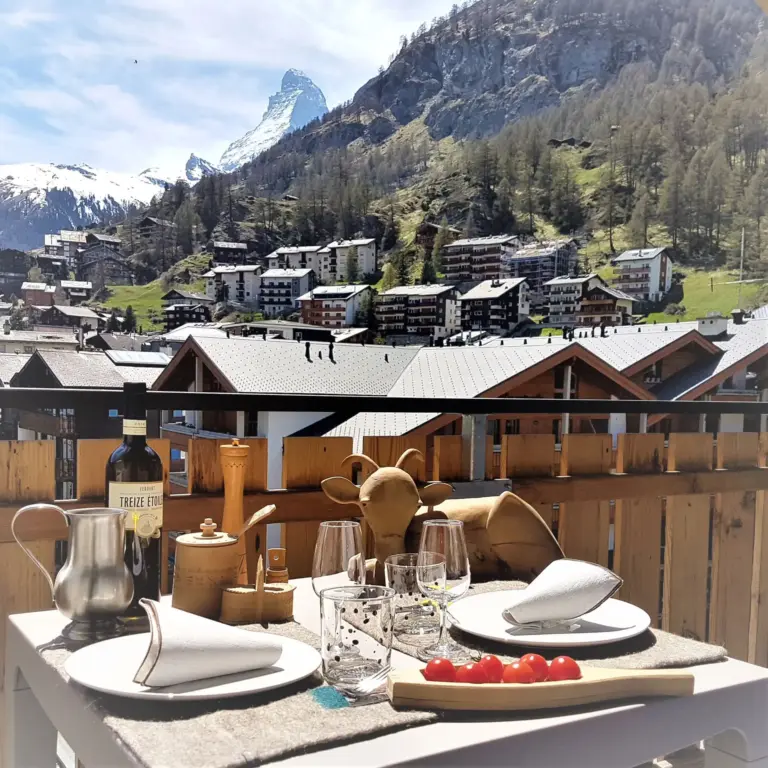 haus-viktoria-apartment-a-balkon-fruehstueck-matterhornblick