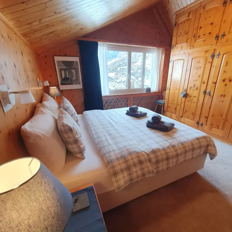 haus-viktoria-apartment-a-hauptschlafzimmer-fensterseite