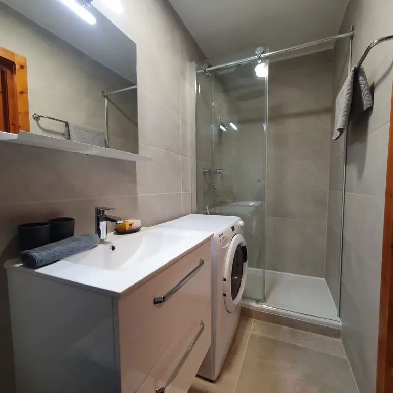 haus-viktoria-apartment-a-modernes-badezimmer