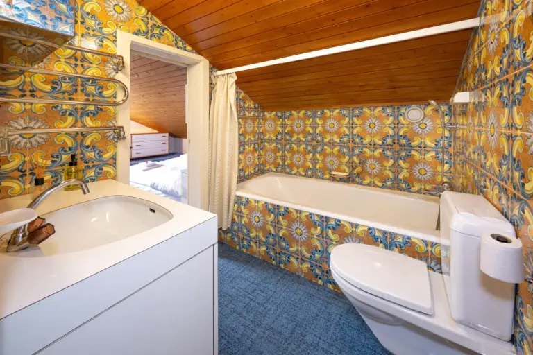 Modernes Badezimmer mit Waschbecken im Haus Zayetta