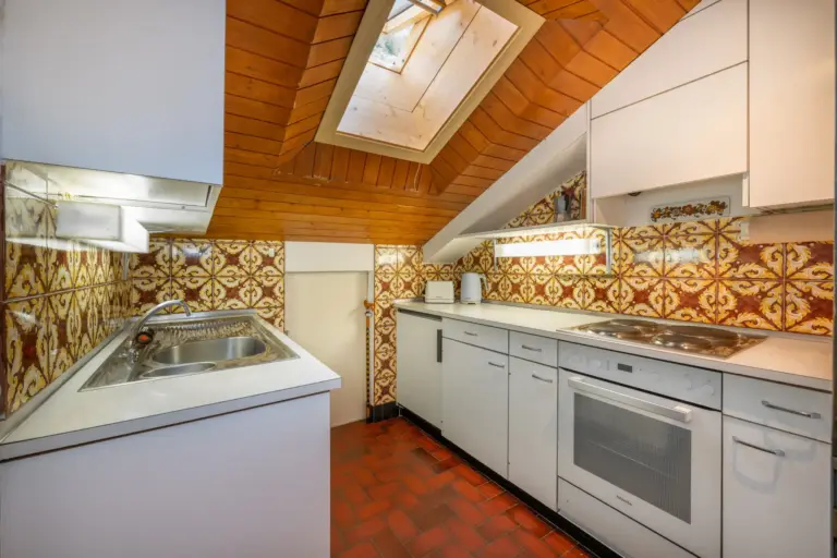 Moderne Küche mit Dachfenster im Haus Zayetta