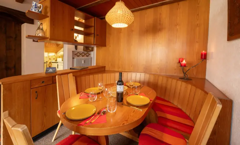 Rustikaler Essbereich der Ferienwohnung im Haus Zayetta