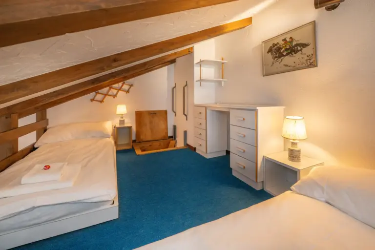 Schlafzimmer im Dachgeschoss des Hauses Zayetta