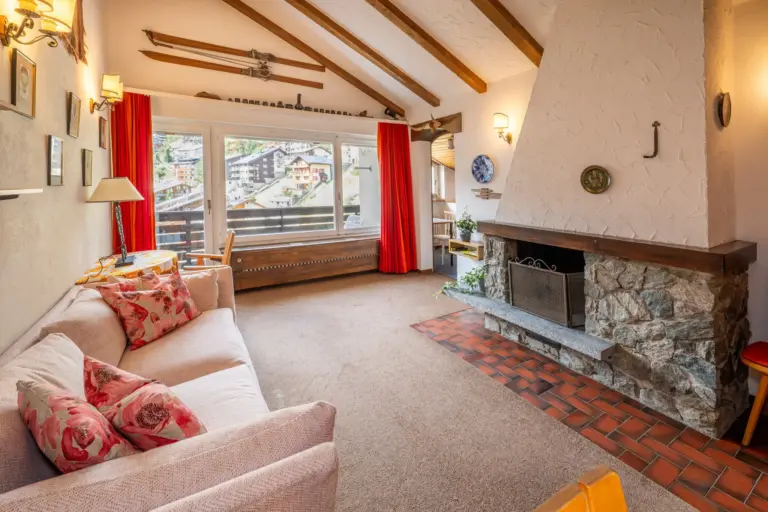 Wohnzimmer mit Kamin im Haus Zayetta