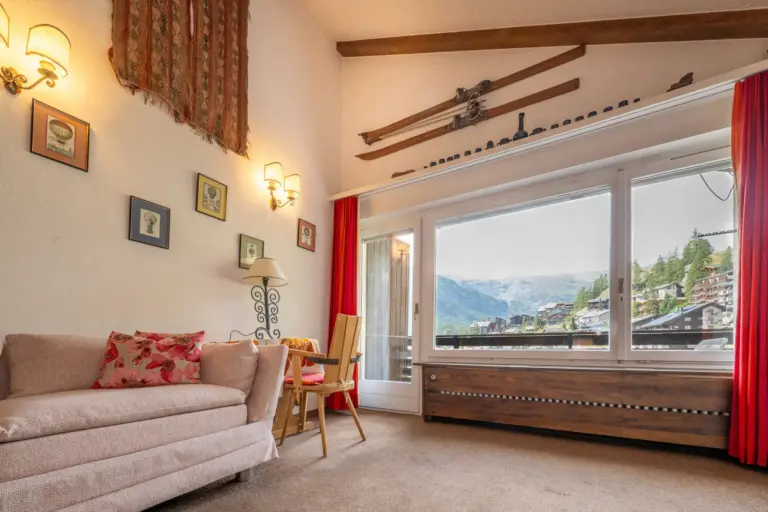 Wohnzimmer mit Panoramafenster und Bergblick im Haus Zayetta