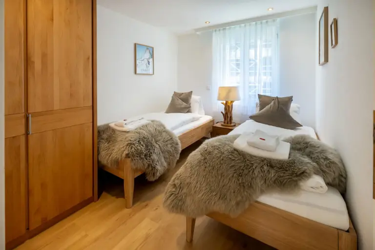huroblick-luxusapartment-zermatt-gaestezimmer-betten