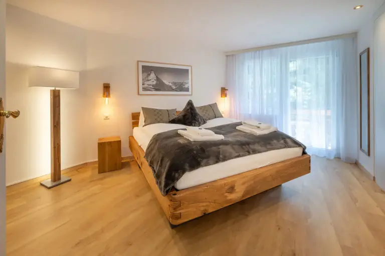 huroblick-luxusapartment-zermatt-gemuetliches-schlafzimmer
