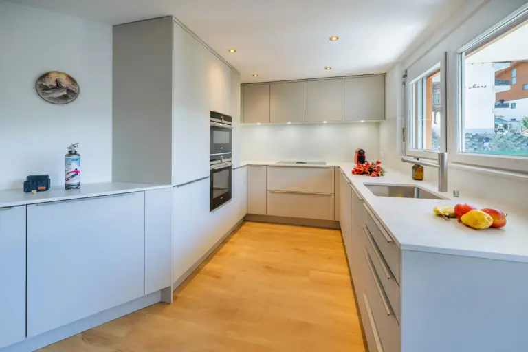 huroblick-luxusapartment-zermatt-geraeumige-kueche