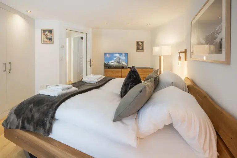 huroblick-luxusapartment-zermatt-grosszuegiges-schlafzimmer