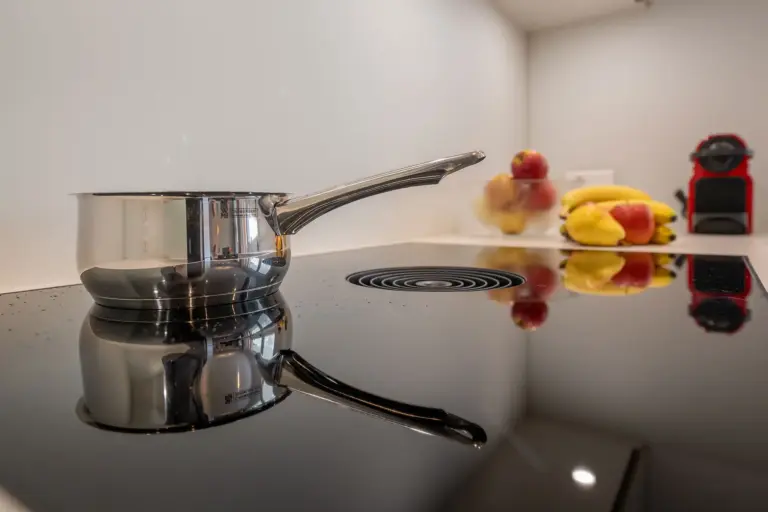 huroblick-luxusapartment-zermatt-kochbereich