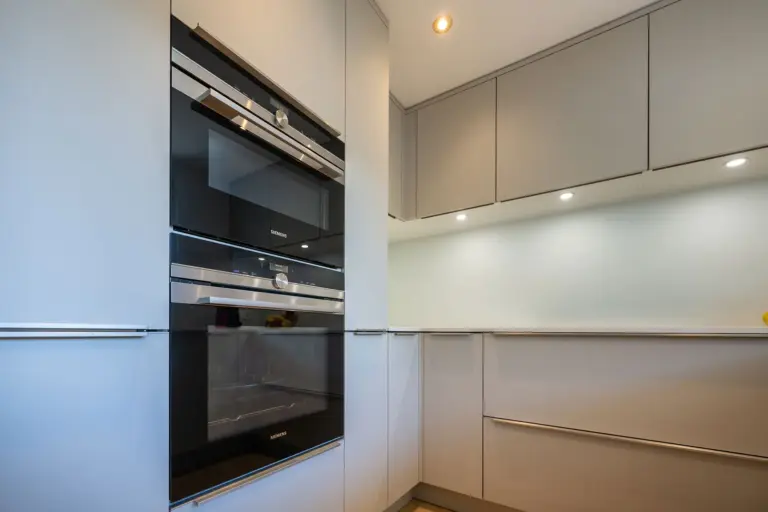 huroblick-luxusapartment-zermatt-kuechenbereich