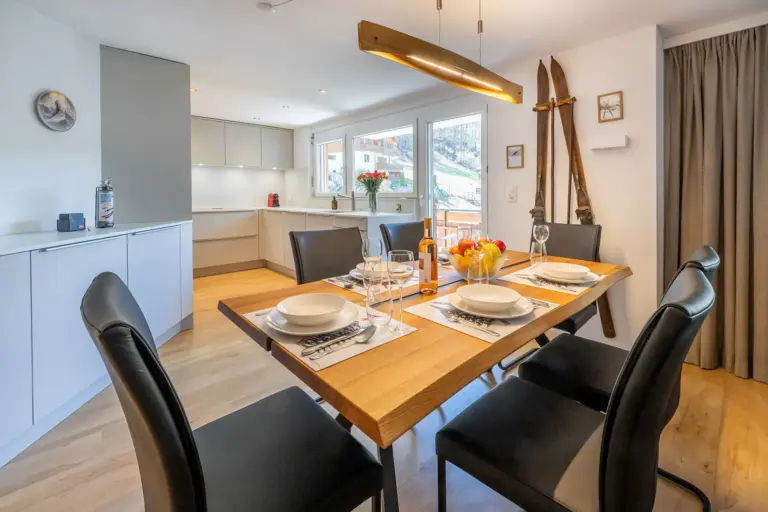 huroblick-luxusapartment-zermatt-stilvoller-essbereich